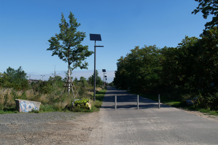Eine Straße, Bäume und eine Solaranlage