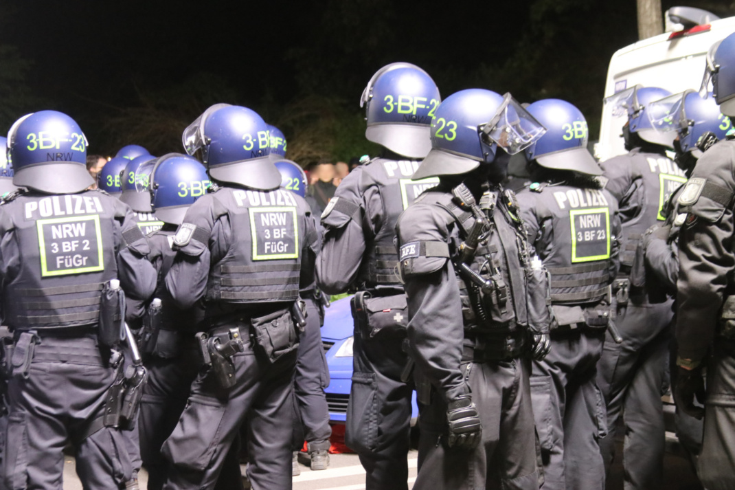 Polizisten haben Menschen eingekesselt.