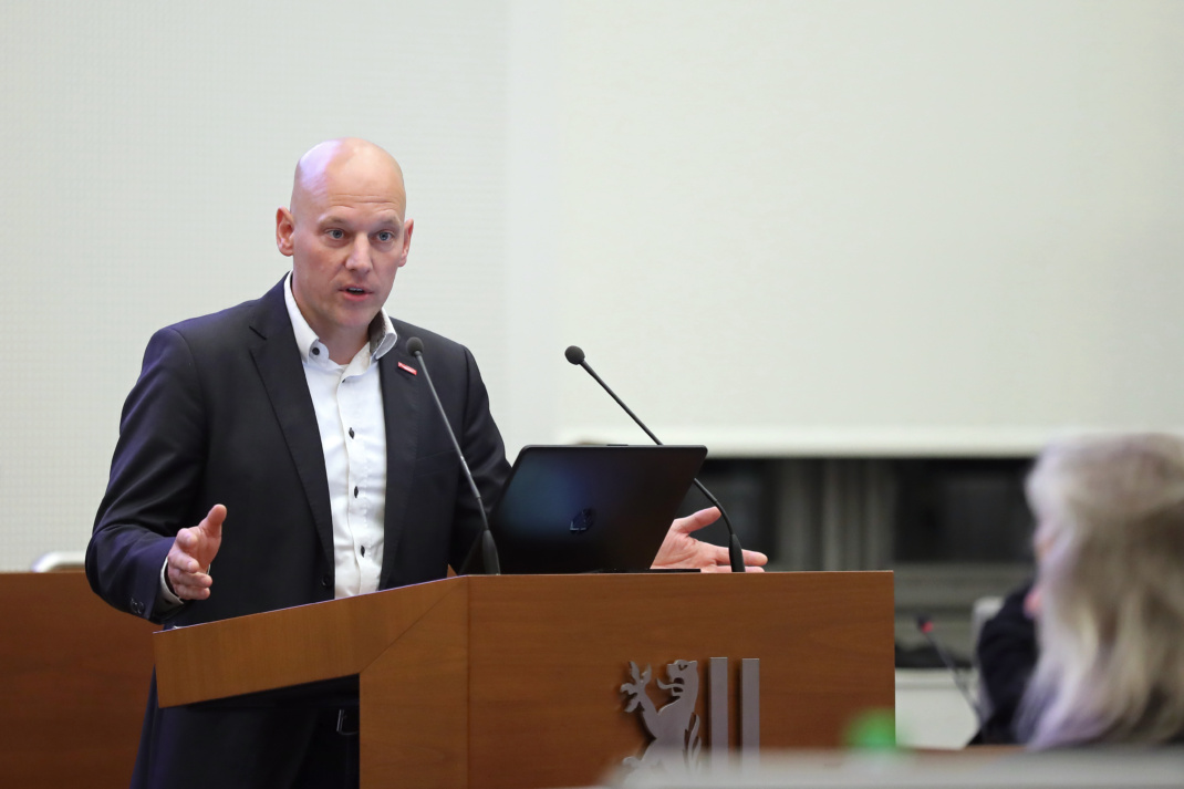 Falk Dossin am Rednerpult.