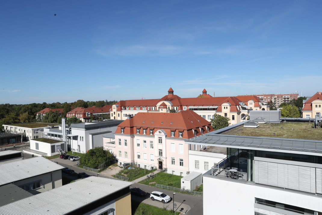 Gebäude, blauer Himmel.