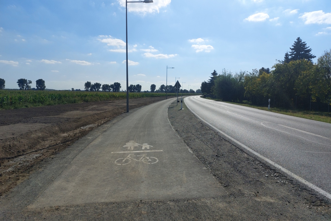 Blick auf den Geh- und Radweg.