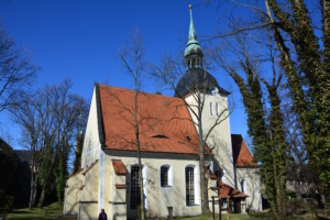 Aufnahme der Kirche von außen, blauer Himmel.
