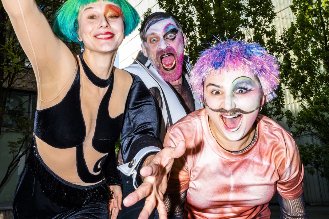 Drei kostümierte und geschminkte Personen.