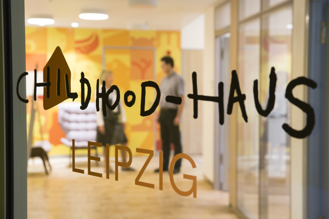 Beschriftete Glasscheibe des Childhood-Hauses.