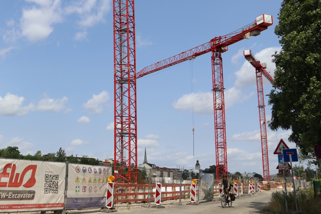 Baustelle mit Kränen.