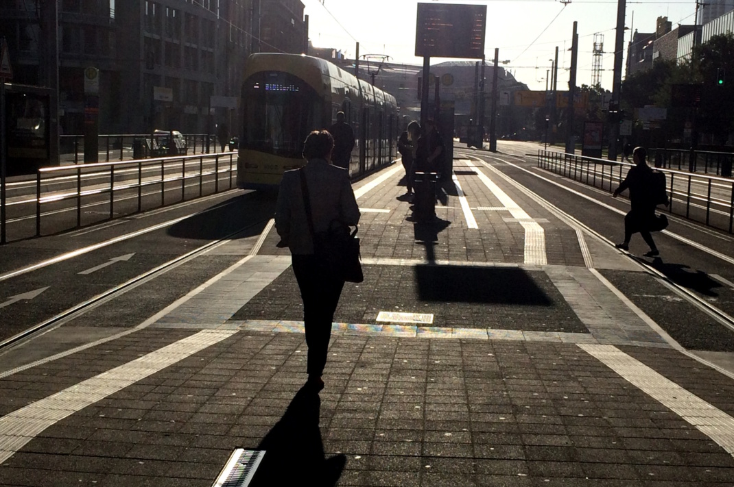 LVB-Halt Goerdelerring, Menschen und Bahnen.