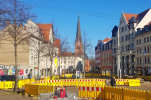 Lindenauer Markt mit Kirchturm.