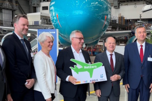 Auftakt zu NetZeroLEJ: Götz Ahmelmann (CEO Mitteldeutsche Flughafen AG), Helge Sachs (SVP Sasol), Sabine Klauke (CTO Airbus), Alexander Voigt (CEO HH2E), Bundeskanzler Olaf Scholz, Markus Otto (CEO EAT). Foto: Mitteldeutsche Flughafen AG