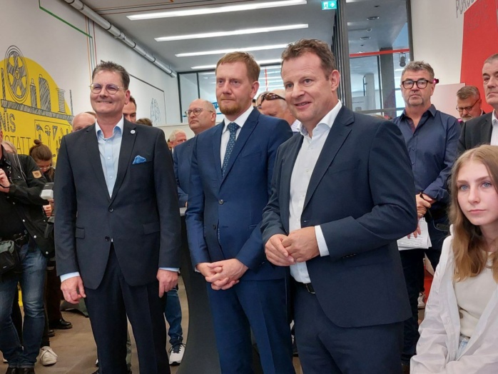 Drei Männer in Anzügen