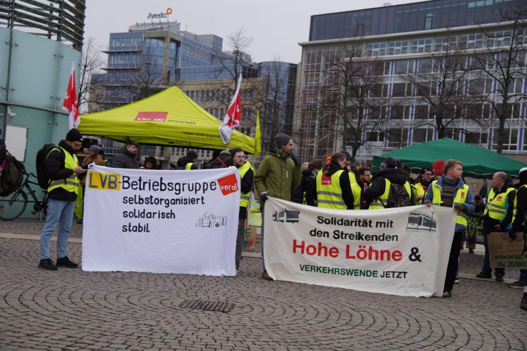 Menschengruppe auf Foto.