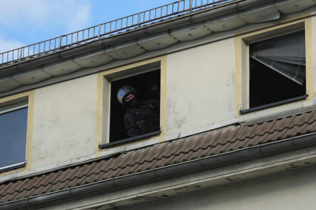 Die Polizei ist im Gebäude. Foto: Gregor Wünsch