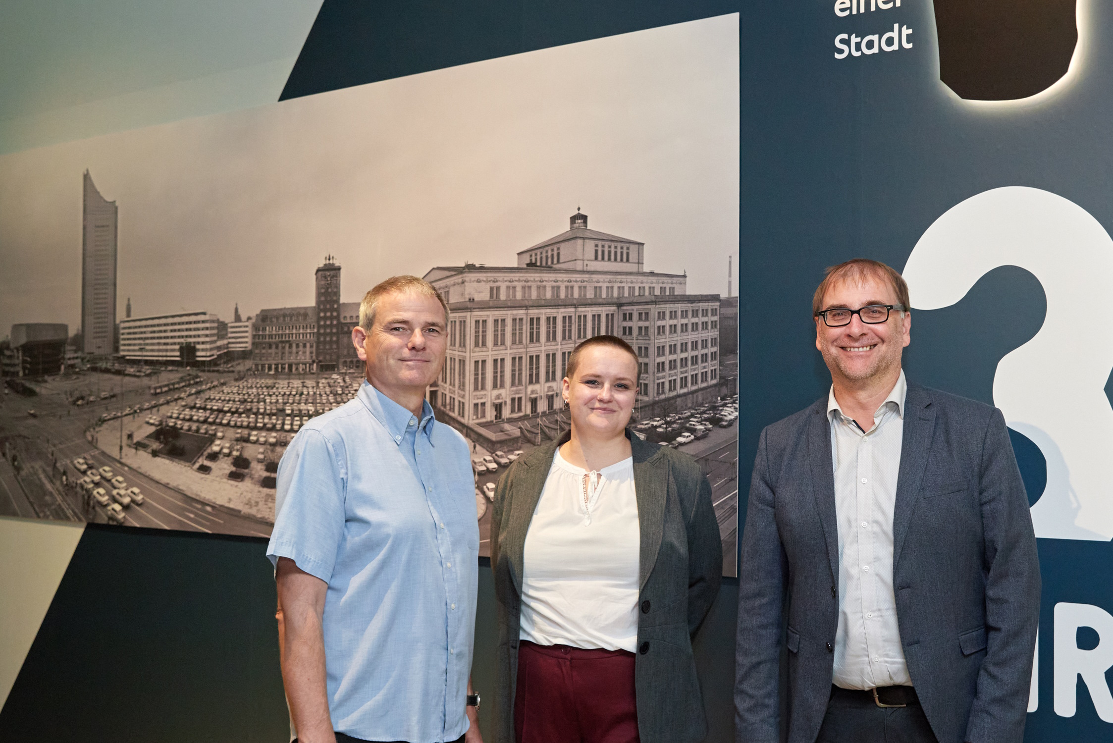 Bertram Kober, Friederike Degner und Dr. Anselm Hartinger in der Ausstellung. Foto: PUNCTUM, Alexander Schmidt