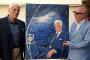 Zwei Männer vor einem Porträt-Gemälde.