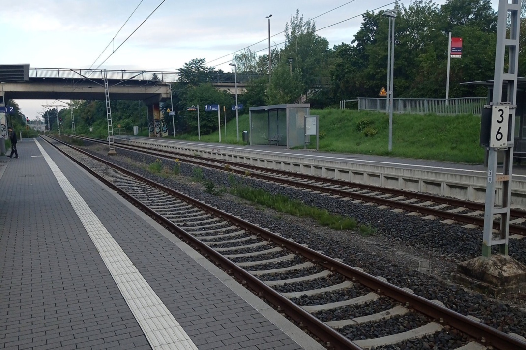 Bahngleis und Bahnsteig.
