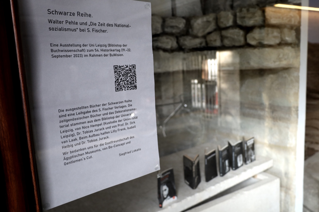 Erinnerungstafel am Ägyptischen Museum.