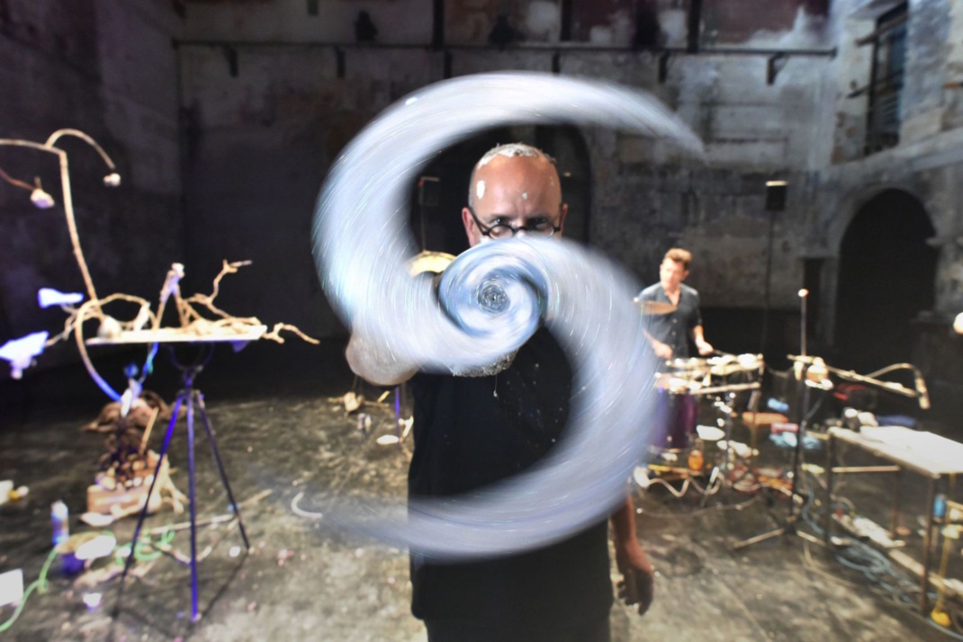 Mann hinter Spirale.