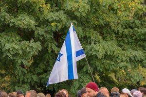 Demo mit Israel-Flagge.