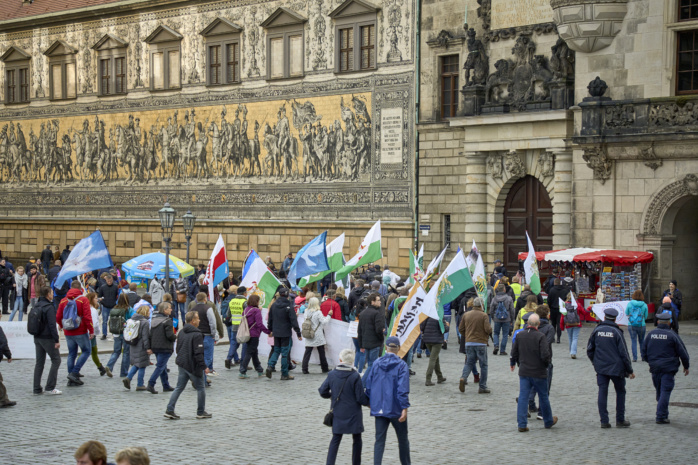 Rechte Demo und linke Gegendemo am 28.10.2023 in Dresden. Foto: Tom Richter