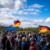 Menschen bei Protestkundgebung der AfD und Gegenprotest, Deutschlandflaggen.