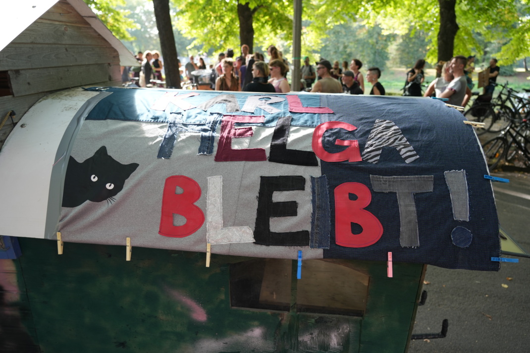 Protestkundgebung mit Banner.
