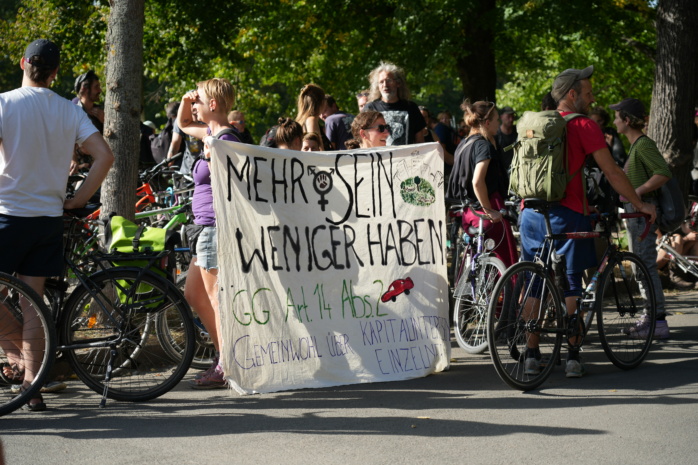 Rund 800 Menschen demonstrierten für den Erhalt des Wagenplatzes "Karl Helga". Foto: Gregor Wünsch