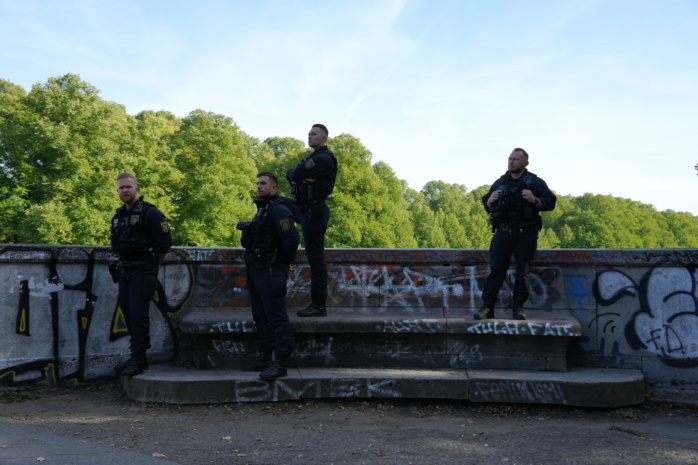 Polizeibeamte auf einer Brücke