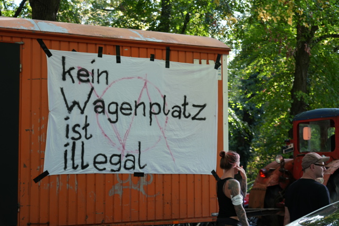 Banner mit Aufschrift "Kein Wagenplatz ist illegal"
