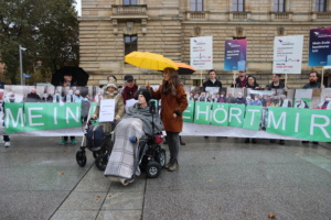 Demo am BVG, Menschen mit Banner.