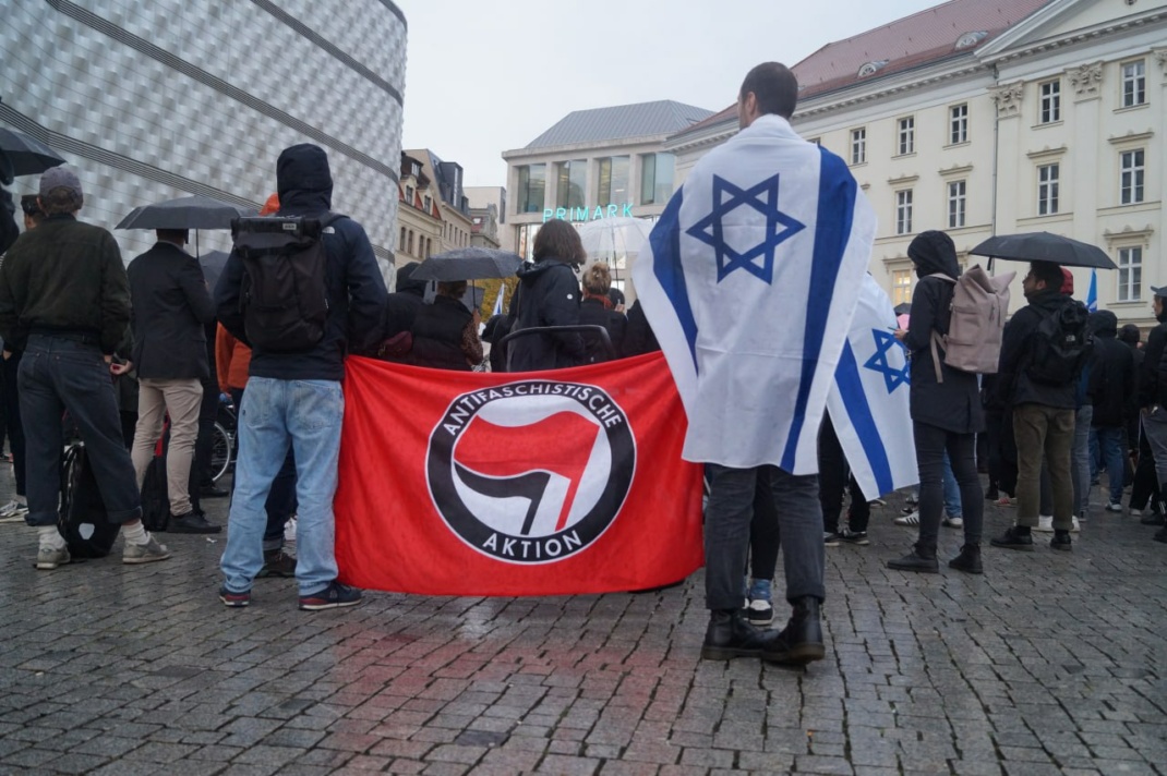 Menschenmenge bei pro-israelischer Demo.
