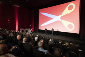 Festivaldirektor Christoph Terhechte und Moderatorin Julia Weigl bei der Eröffnungsveranstaltung im CineStar. Foto: DOK Leipzig 2023 | Sophie Maler