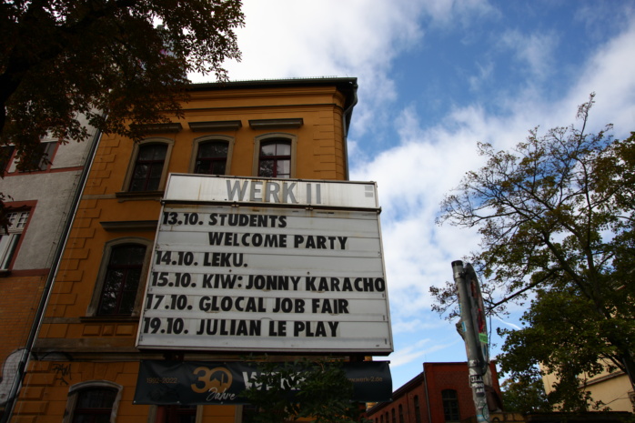 Gebäude mit Ankündigungsschild, blauer Himmel
