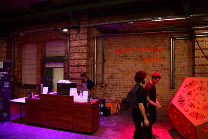 Menschen am Kaffeestand