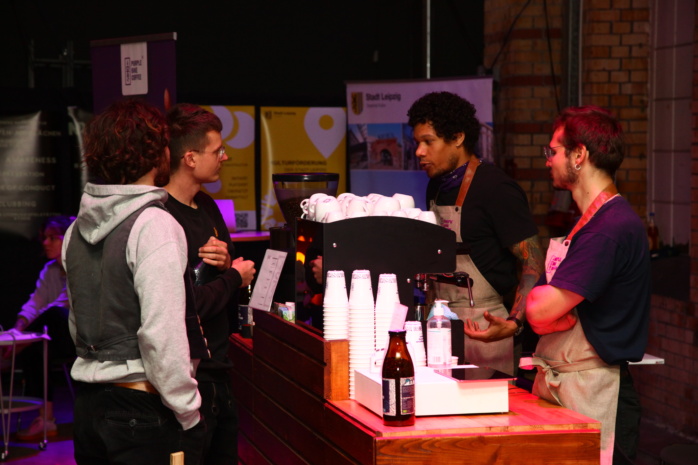 Mehrere Personen im Gespräch