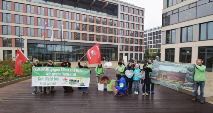 Protest in Berlin zum Internationalen Tag gegen Holzverbrennung in Kraftwerken. Foto: Uwe Hiksch