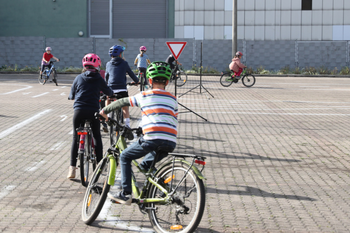 Zu sehen: Kinder der August-Hermann-Francke-Grundschule testen den ersten öffentlichen Radübungsplatzes auf dem alten Messegelände. Foto: Jan Kaefer