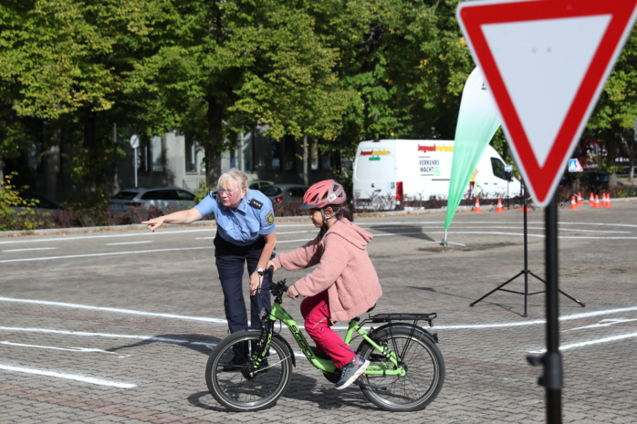 Geschulte Polizistinnen leiten die jungen Radel-Kids fachkundig an. Foto: Jan Kaefer