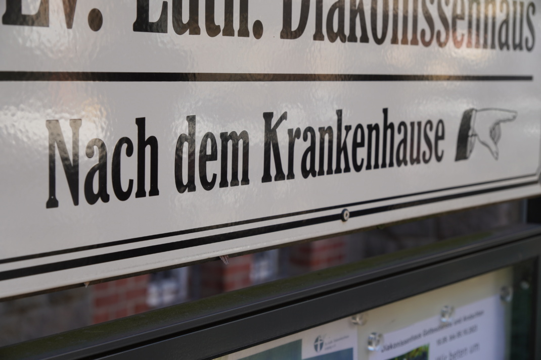 Hinweisschild Krankenhaus.