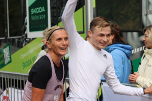 Zwei Personen, Sieger beim Halbmarathon.