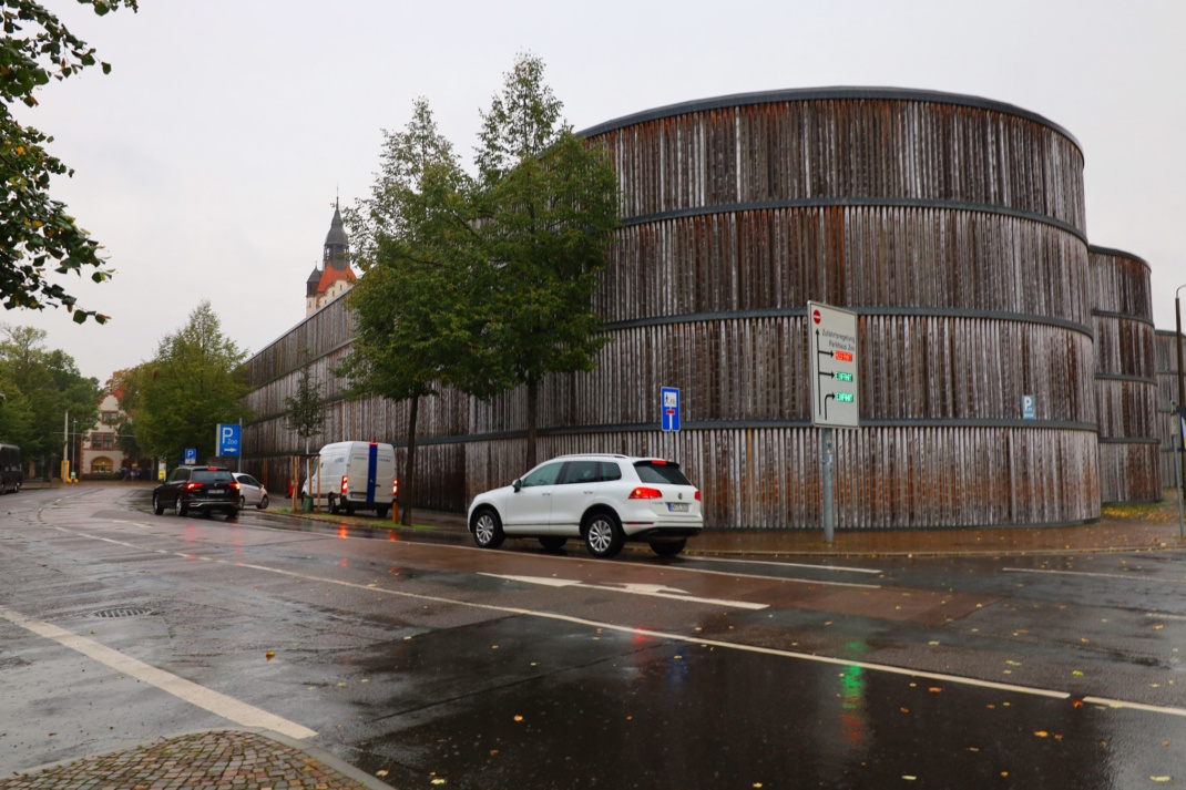 An der Stelle des einstigen König-Albert-Gymnasiums entstand das Parkhaus am Zoo. Foto: Ralf Julke