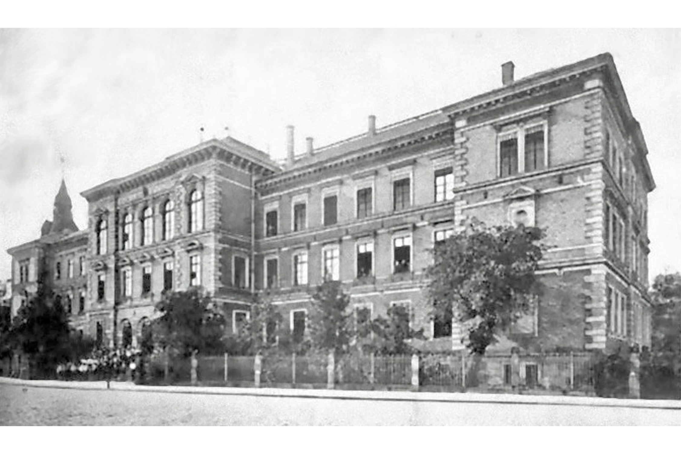Das König-Albert-Gymnasium im Jahr 1912. Quelle: Bund der Albertiner e.V., gemeinfrei, https://commons.wikimedia.org/w/index.php?curid=72345803