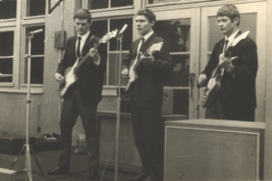 The Butlers, drei Musiker mit Gitarre.