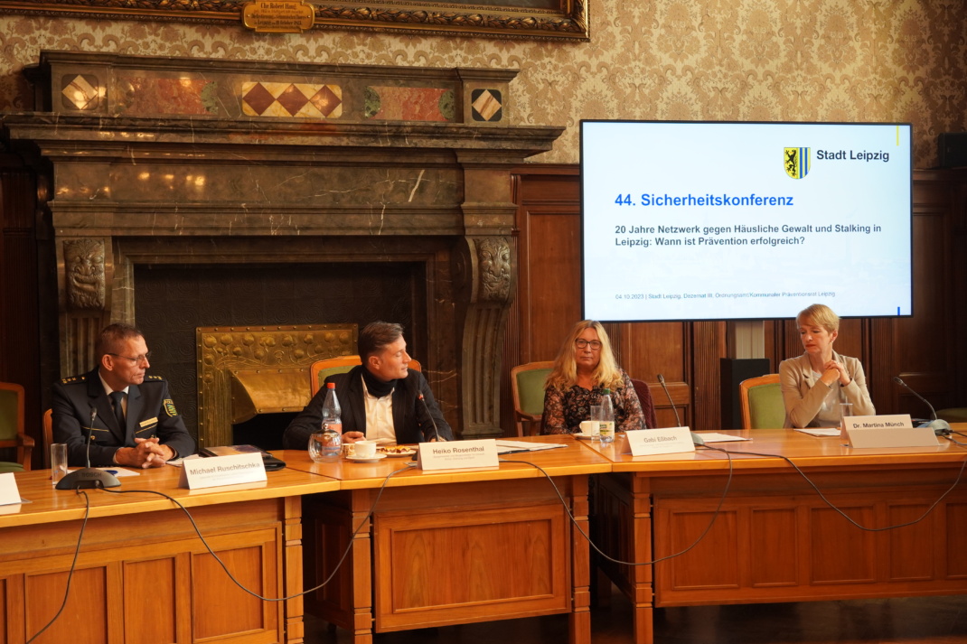 Mehrere Personen an einem Tisch zur Pressekonferenz.