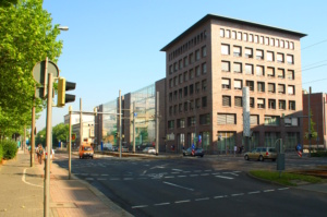 Haus des Buches, Prager Straße und Autos.