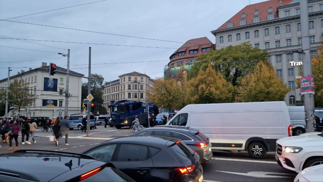 Wasserwerfer der Polizei am Ring.