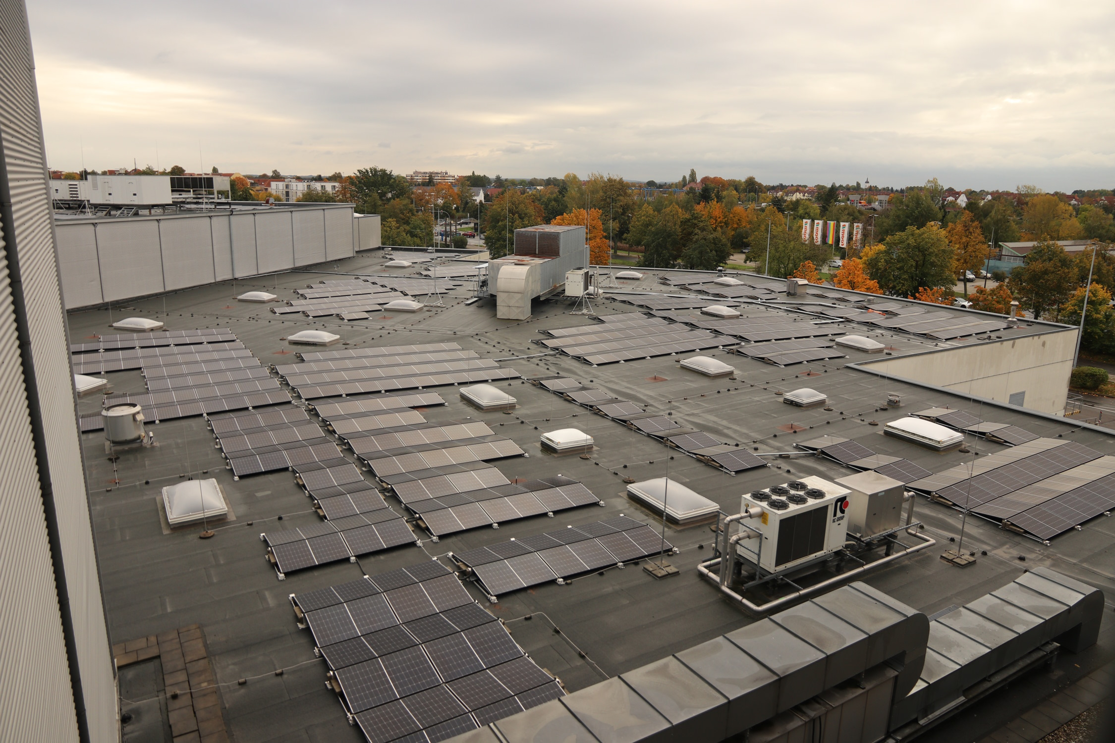 Blick über die Solaranlage auf dem Dach des P.C. Foto: Katharina Subat