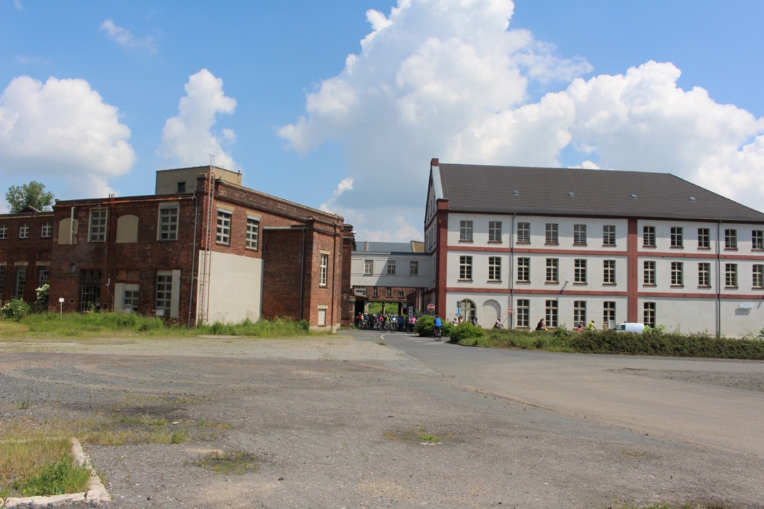 Gebäude von außen, Wolken und blauer Himmel.
