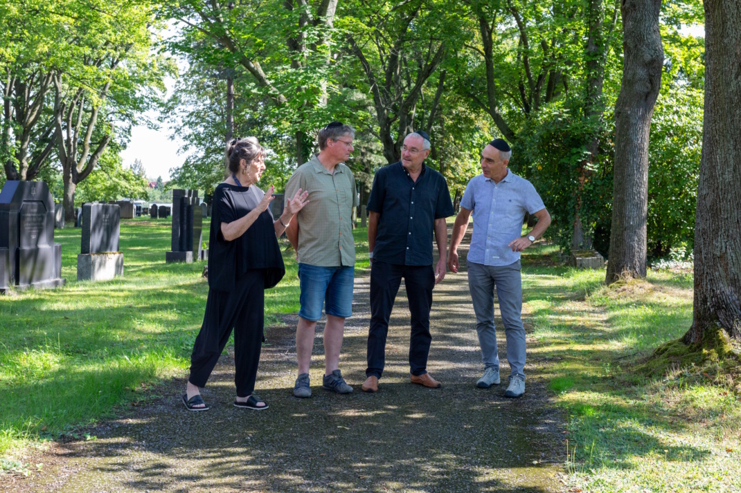 Eta Zachäus, Steffen Held, Prof. Ronald Scherzer-Heidenberger und Prof. Ralf Thiele auf dem Neuen Israelitischen Friedhof. Foto: Philipp Bamberg / HTWK Leipzig