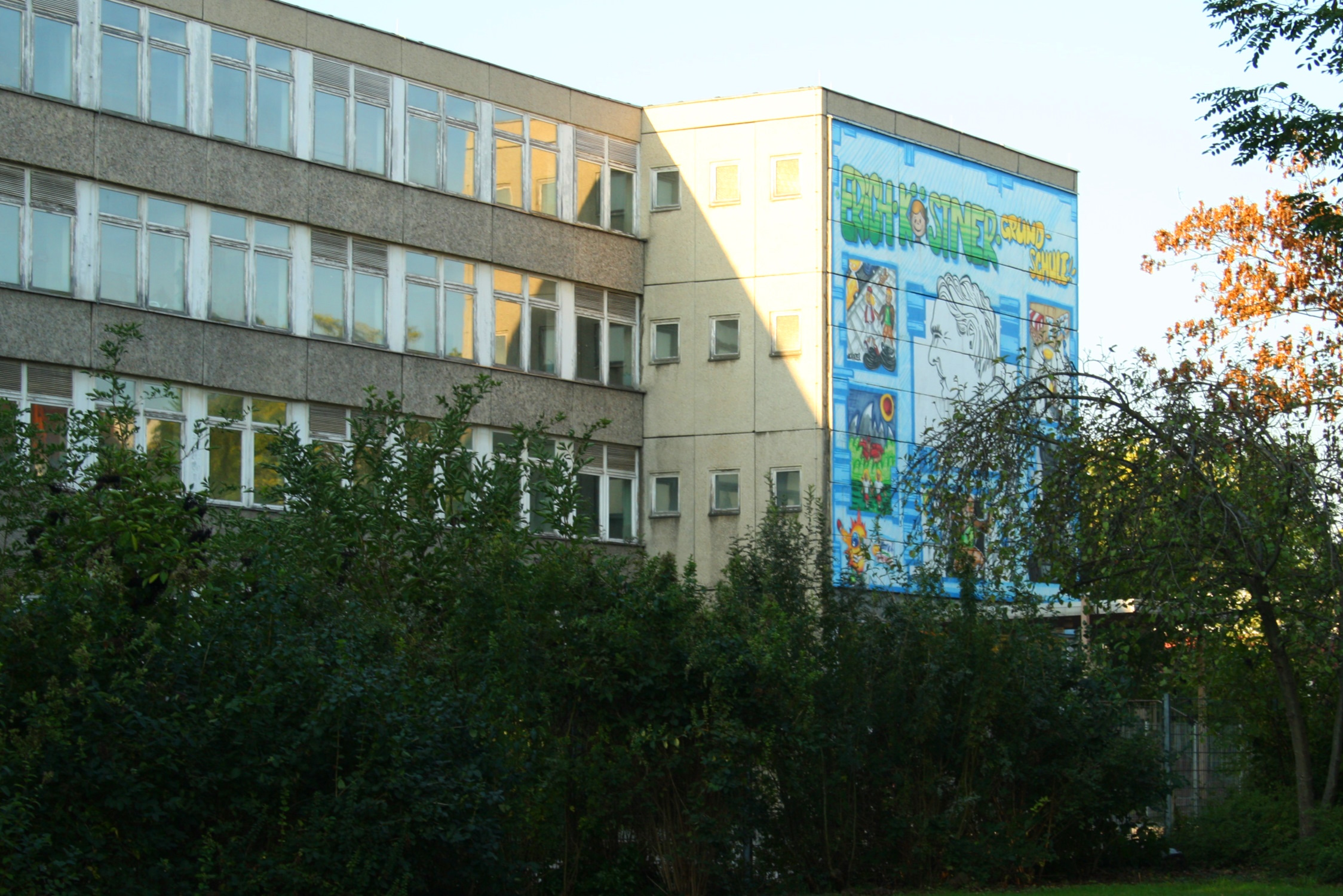Zu sehen ist das ehemalige Gebäude der Erich Kästner-Schule mit dem großen Kästner-Wandbild. Archivfoto: Ralf Julke