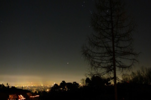 In einer hell erleuchteten Stadt wie Wien ist es aufgrund der Lichtverschmutzung oft schwierig, Sterne am Himmel zu sehen. Foto: Adolf Riess/ Pixelio