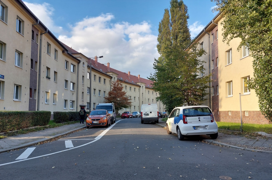 Parkende Autos im Wohngebiet.